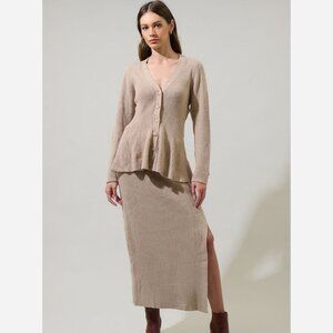 Hourglass Cardigan – Elegant Button-Up with Flattering Fit